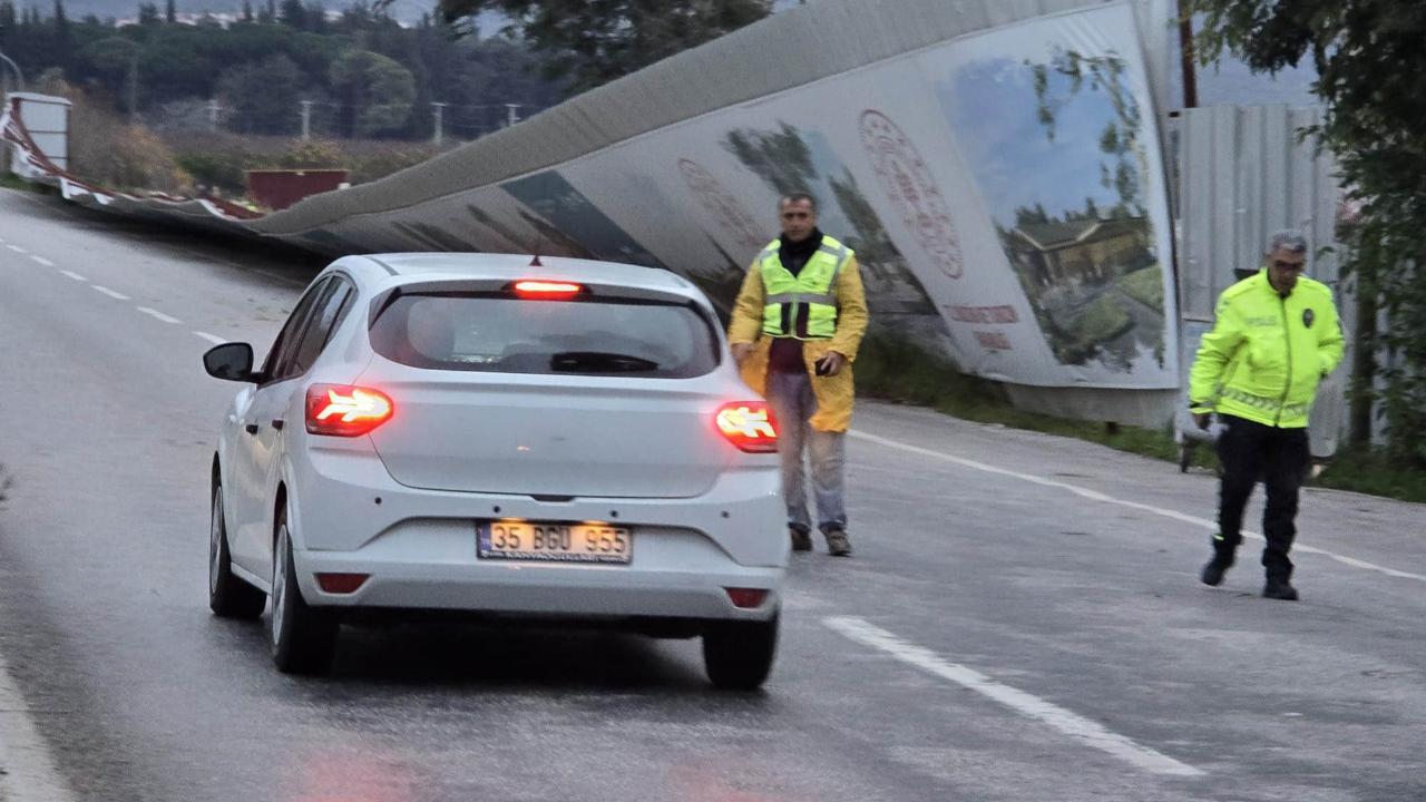 Selçuk'ta fırtına yol kenarında dev panoları yola savurdu