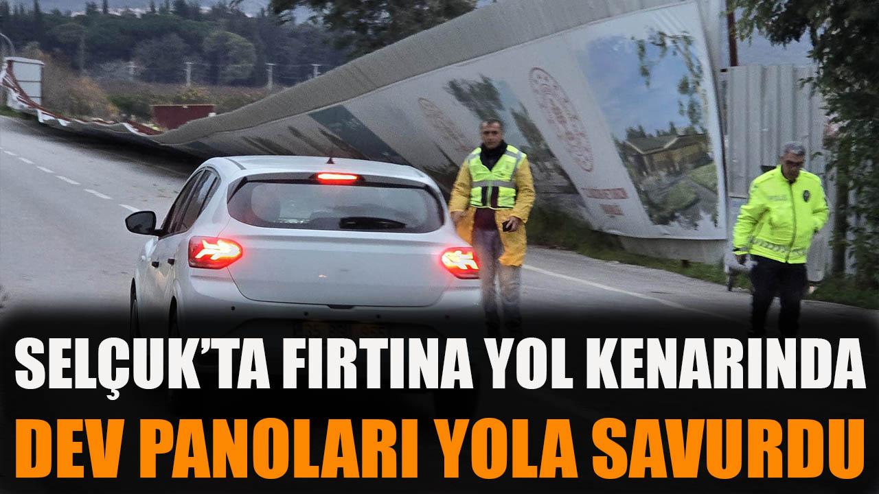 Selçuk'ta fırtına yol kenarında dev panoları yola savurdu