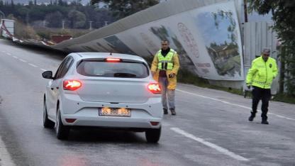 Selçuk'ta fırtına yol kenarında dev panoları yola savurdu
