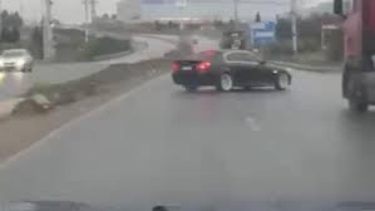 Sürücüsünün drift yaptığı otomobil takla attı