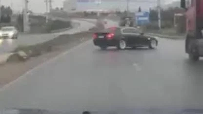 Sürücüsünün drift yaptığı otomobil takla attı