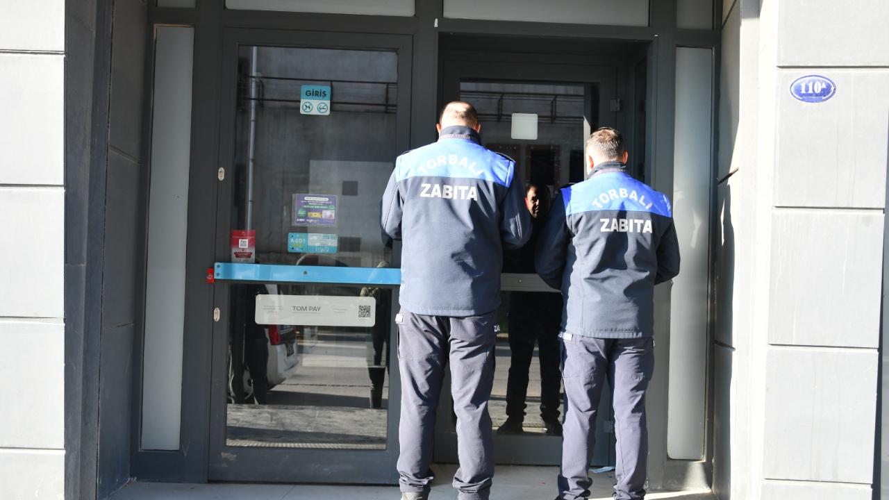 Torbalı Zabıtası'ndan halk sağlığını tehdit eden marketlere mühür