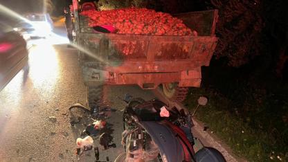 Traktör römorkuna çarpan motosiklet sürücüsü ağır yaralandı