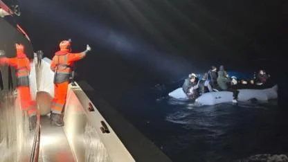 Urla açıklarında lastik bottaki 24 düzensiz göçmen kurtarıldı