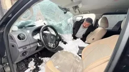 Üst geçitte biriken kar kütlesi, aracın üzerine düştü