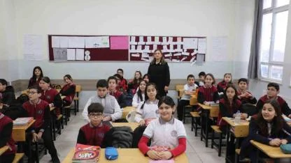 Yaklaşık 18 milyon öğrenci karnelerini alarak yarıyıl tatiline girdi