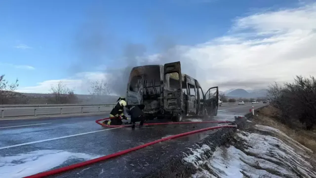 Yolcu taşıyan minibüs, alev topuna döndü