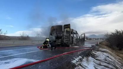Yolcu taşıyan minibüs, alev topuna döndü