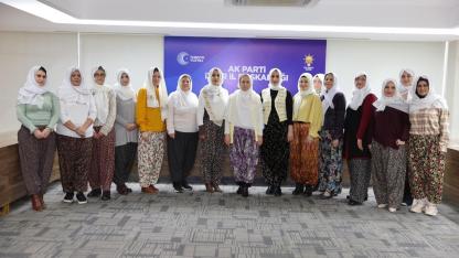 AK Parti İzmir Kadın Kolları'ndan Güneş'e şalvarlı detsek