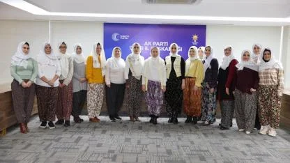 AK Parti İzmir Kadın Kolları'ndan Güneş'e şalvarlı detsek