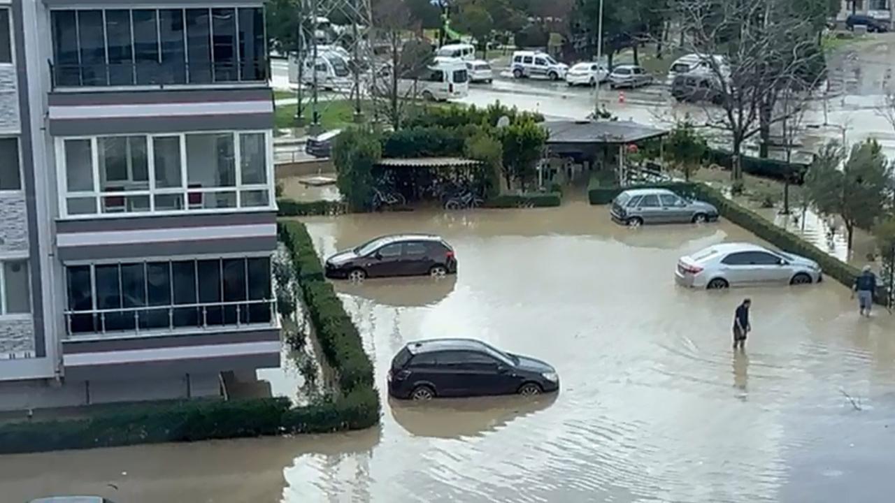 Aliağa'da sağanakla birlikte dere taştı