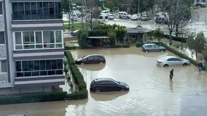 Aliağa'da sağanakla birlikte dere taştı