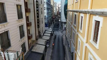 Alsancak’ta altyapısı tamamlanan sokaklar asfaltlanıyor