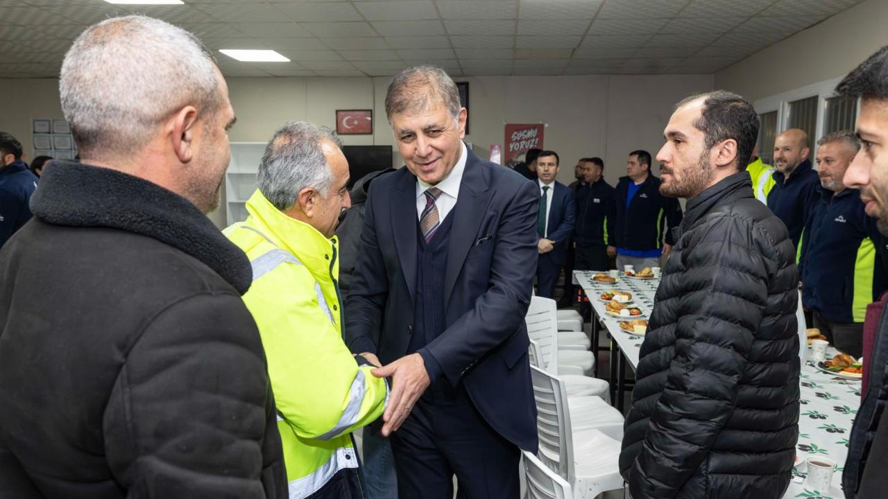 Başkan Tugay, mesaiye emekçi ile başladı