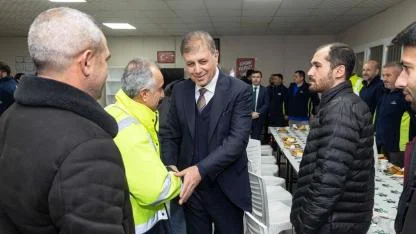 Başkan Tugay, mesaiye emekçi ile başladı