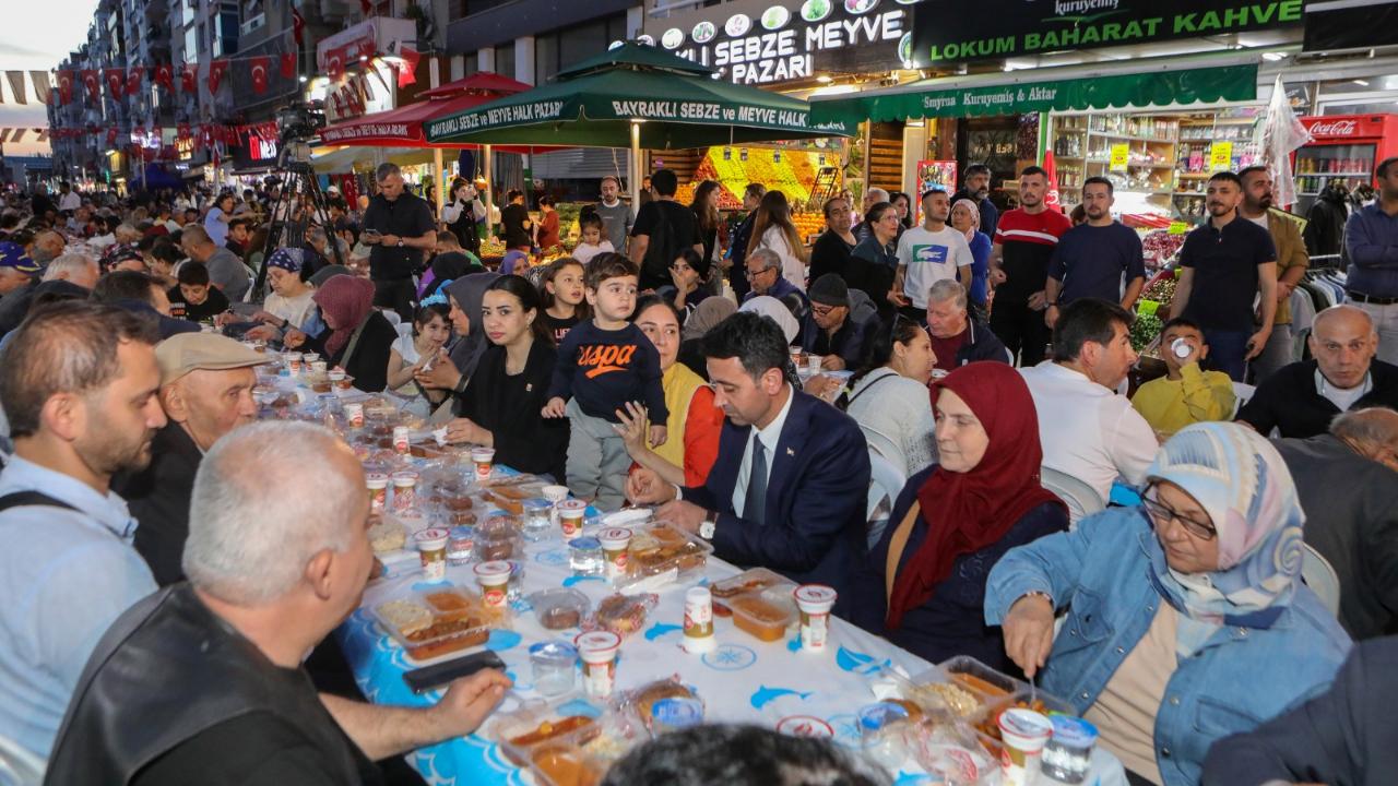 Bayraklı Belediyesi Ramazan Sofralarını Mahallelere Taşıyor