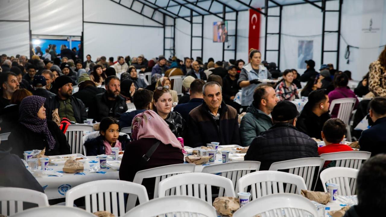 Bergama'da yıllar sonra bir ilk:Cumhuriyet Meydanı'nda iftar