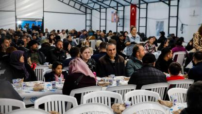 Bergama'da yıllar sonra bir ilk:Cumhuriyet Meydanı'nda iftar