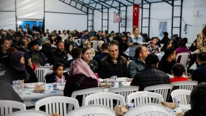 Bergama'da yıllar sonra bir ilk:Cumhuriyet Meydanı'nda iftar