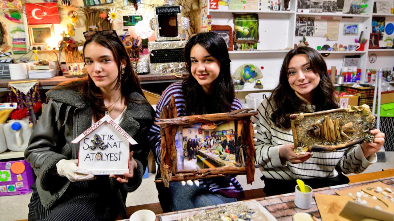 Bornova’da gençler atıkları sanata dönüştürdü