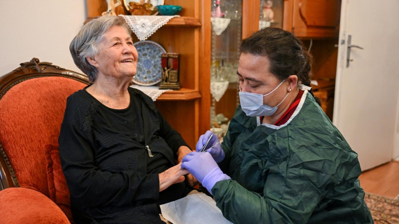 Bornova’da yaşlı ve engelliler evlerinde yalnız değil