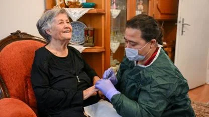 Bornova’da yaşlı ve engelliler evlerinde yalnız değil