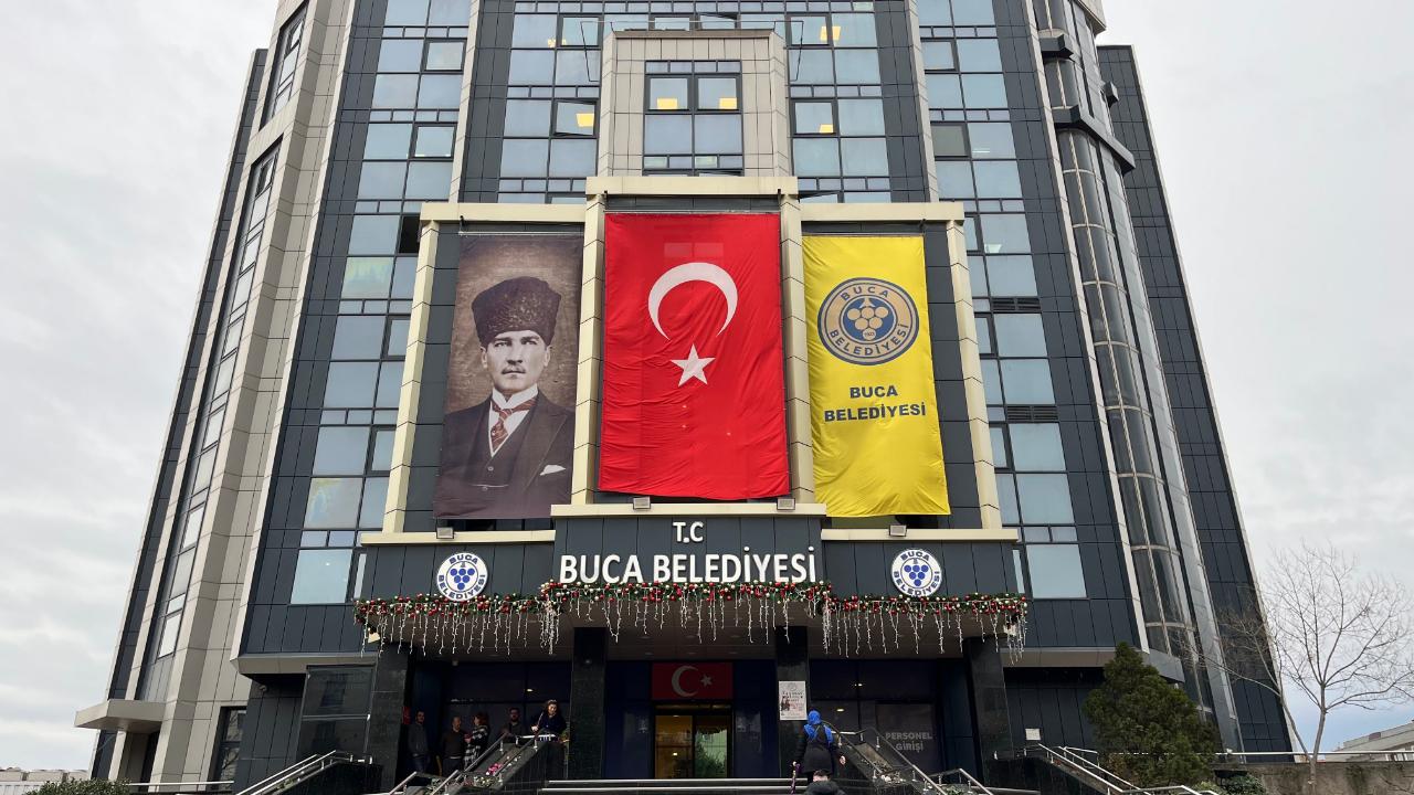 Buca Belediyesine operasyonda 26 şüpheli adliyede