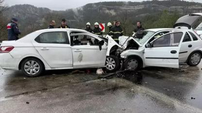 Burdur'da iki otomobil kafa kafaya çarpıştı