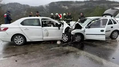 Burdur'da iki otomobil kafa kafaya çarpıştı