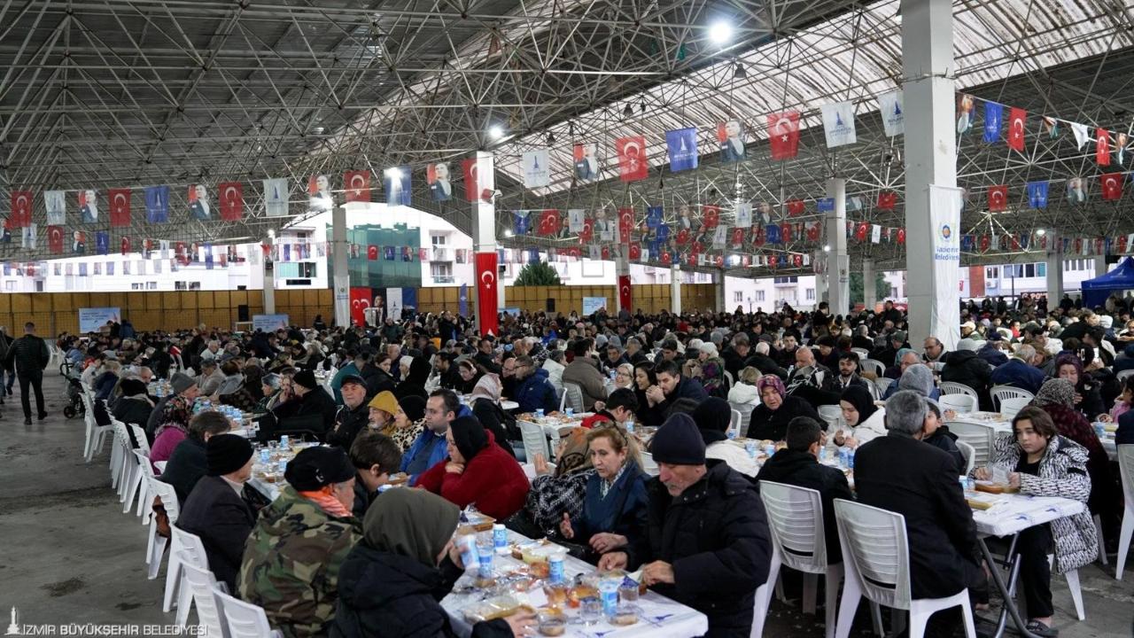 Büyükşehir Belediyesi ilk iftar sofrasını Gaziemir’de kurdu