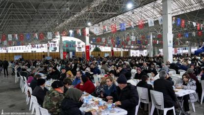 Büyükşehir Belediyesi ilk iftar sofrasını Gaziemir’de kurdu