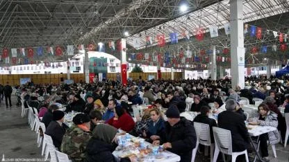 Büyükşehir Belediyesi ilk iftar sofrasını Gaziemir’de kurdu