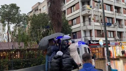 Büyükşehir’in zabıtası İzmirliyi sırtında taşıdı