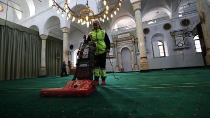 Çeşme Belediyesi'nden Ramazan öncesi camilerde temizlik
