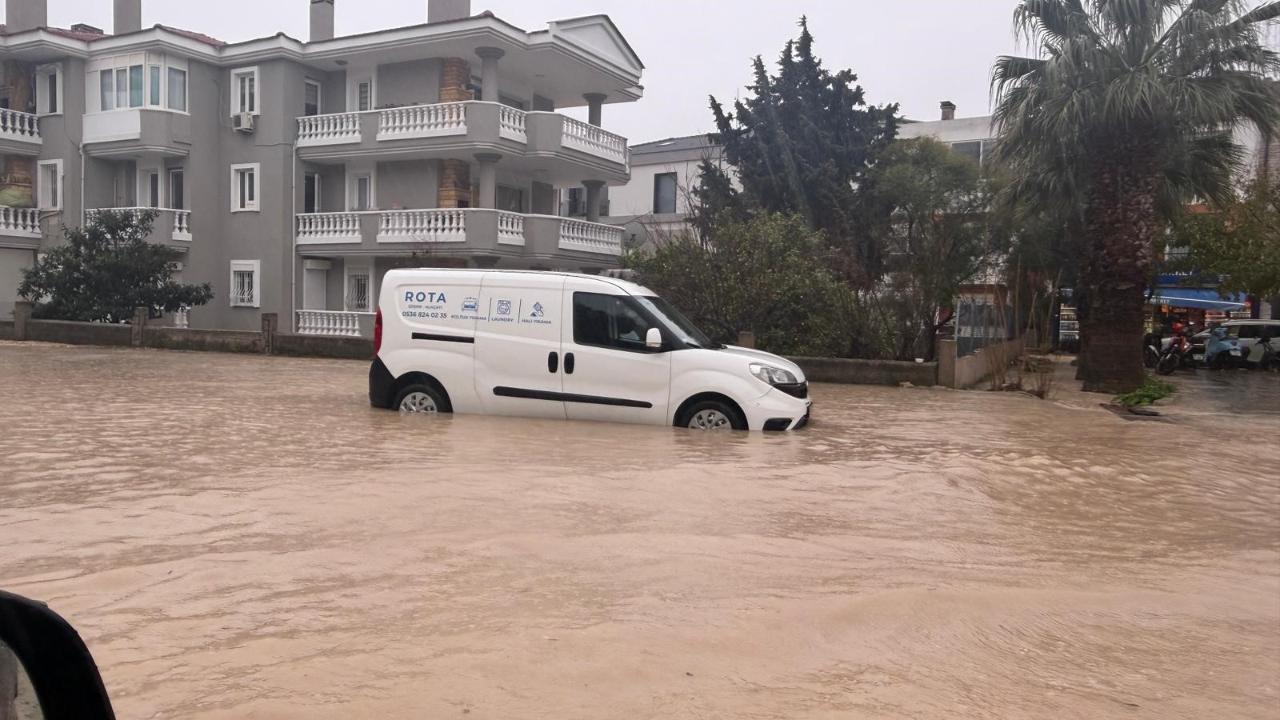 Çeşme'de sağanak yağış