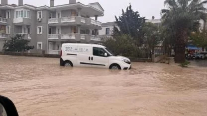 Çeşme'de sağanak yağış