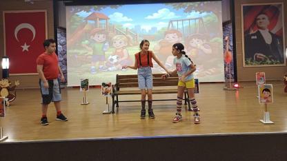 Çiğli’de Minikler Mikroplara Karşı Sahneye Çıktı