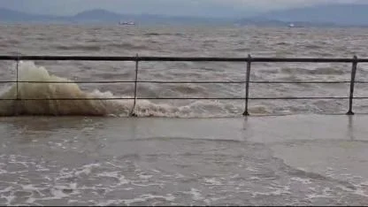 Dikili'de deniz seviyesi yükseldi