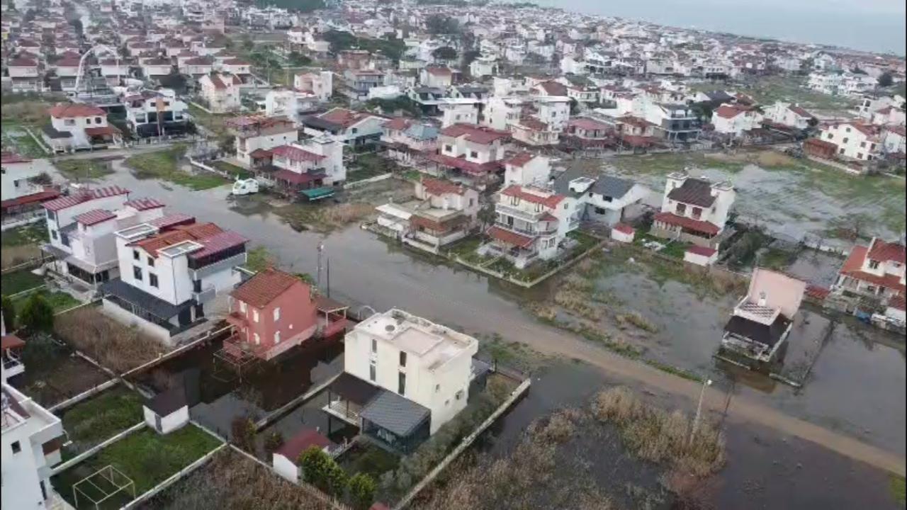 Dikili'de yağış durdu, sular kaldı