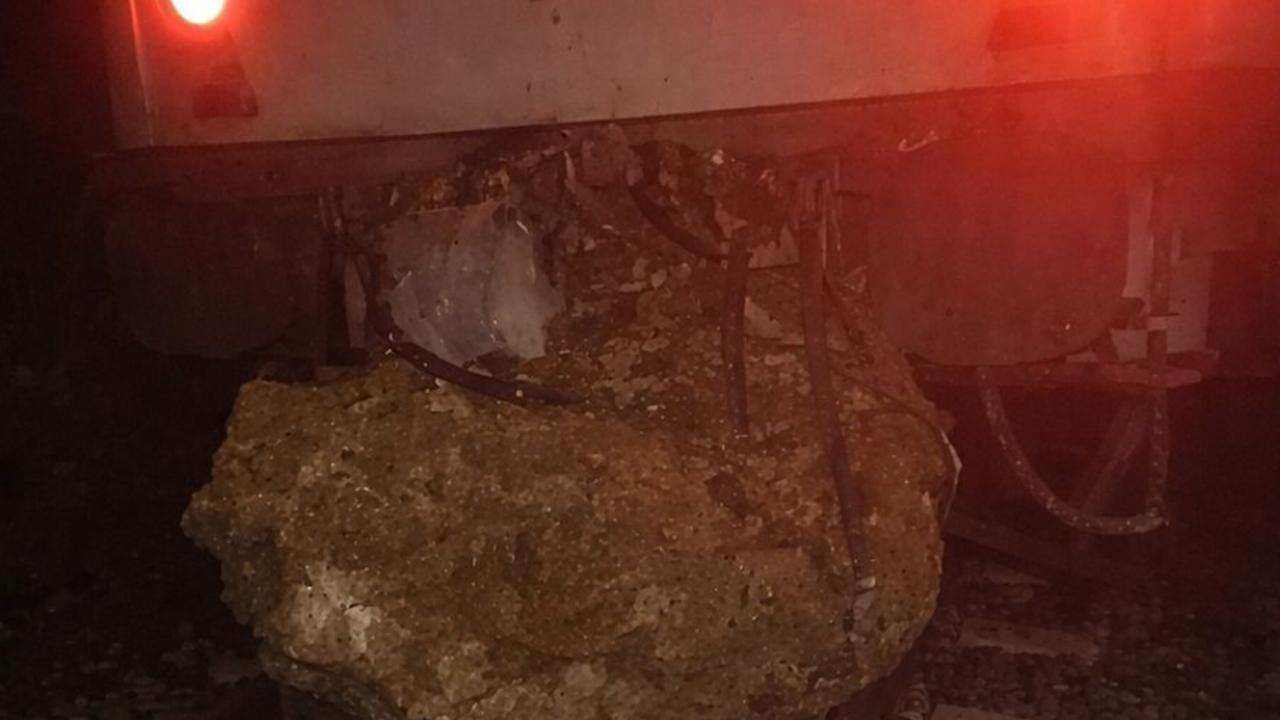 Düşen kaya treni raydan çıkardı, yolcular otobüslerle nakledildi