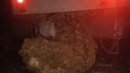 Düşen kaya treni raydan çıkardı, yolcular otobüslerle nakledildi