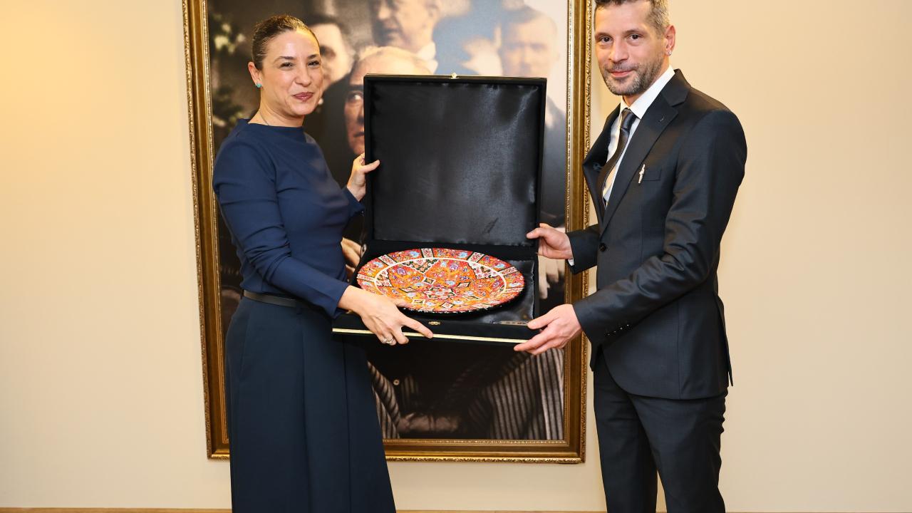 Efes Selçuk Belediyesi’ne Hayvan Ambulansı Bağışı