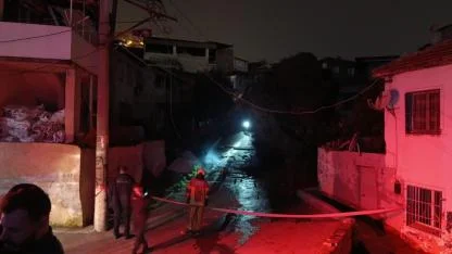 Fırtına nedeniyle devrilen ağaç alev aldı