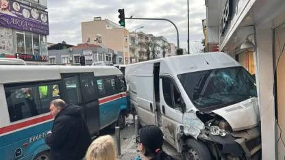 Freni patlayan minibüs, kaldırımdaki yayaya çarptı