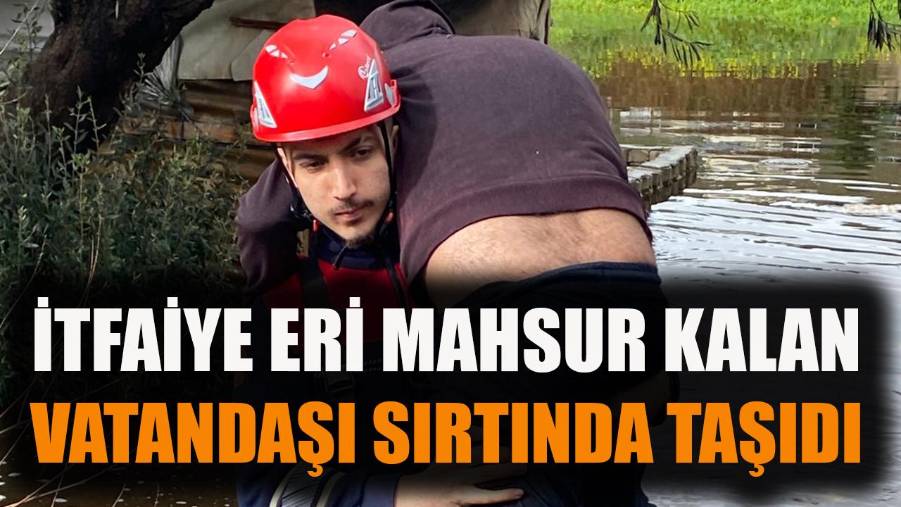 İtfaiye eri mahsur kalan vatandaşı sırtında taşıdı