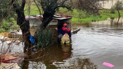İtfaiye eri vatandaşı sırtında taşıdı