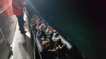 İzmir açıklarında 59 düzensiz göçmen yakalandı