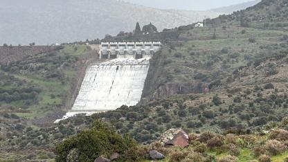 İzmir'de aşırı yağışlar sonrası barajlardan kontrollü su bırakılıyor