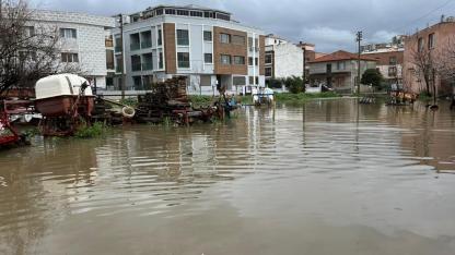 İzmir'de dere taştı vatandaşlar çaresiz kaldı