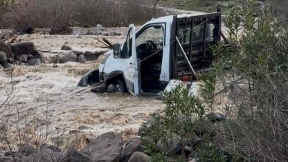 İzmir'de derede mahsur kalan 3 kişi kurtarıldı